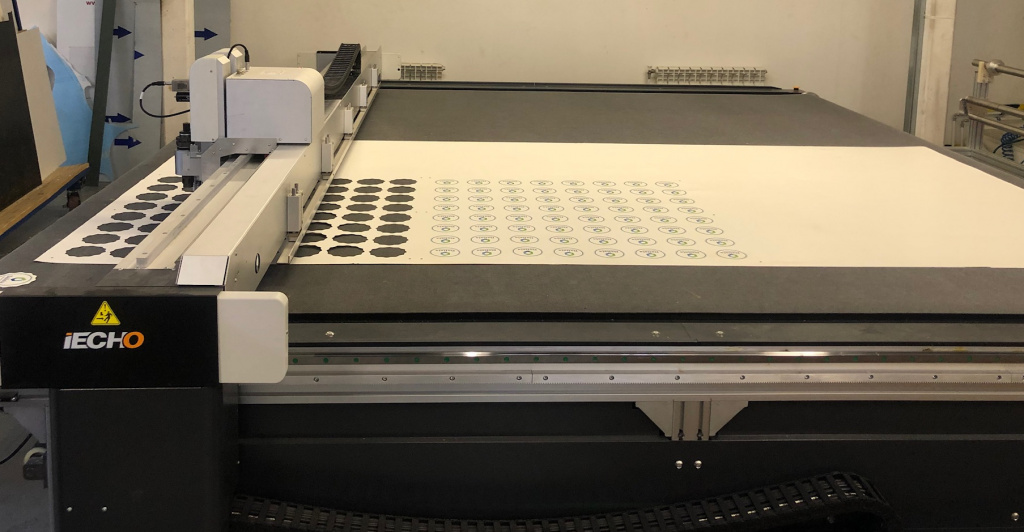 Раскрой на планшетном плоттере Раскрой на планшетном плоттере